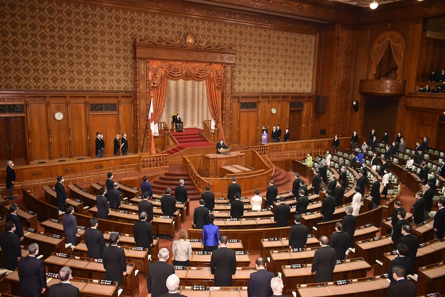 日本參眾兩院700議員中，女性僅佔極少數，從2021年1月，眾議院204回會議開會，穿藍色制服的女議員相當零星，即可一目瞭然。   圖：翻攝自日本眾議院官網