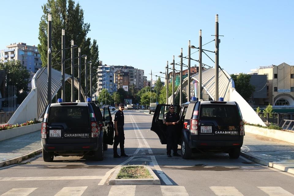 科索沃境內的塞爾維亞人封鎖聯外道路。   圖 : 翻攝自視覺中國