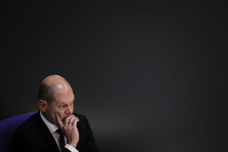 El canciller de Alemania, Olaf Scholz, escucha un debate en el parlamento alemán antes de una cumbre de la UE, en el edificio del Reichstag en Berlín, Alemania, el jueves 20 de octubre de 2022. (AP Foto/Markus Schreiber)