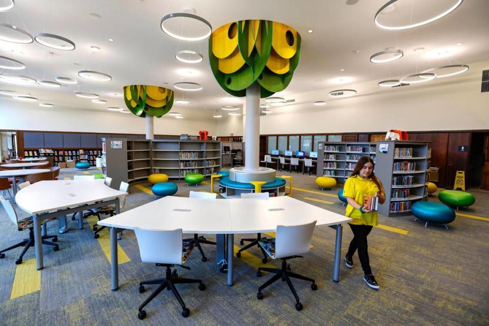 La bibliotecaria Lucy Laso ayuda a preparar la sala infantil en la Biblioteca de Coral Gables, que reabre el lunes 22 de mayo después de cerrar por reformas en 2021. Imagen del martes 16 de mayo de 2023. Al Diaz adiaz@miamiherald.com