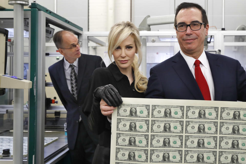 Louise Linton and her husband, Treasury Secretary Steve Mnuchin, in Nov. 15 with a sheet of new $1 bills. (AP Foto/Jacquelyn Martin)