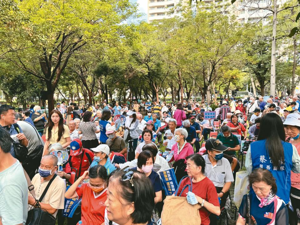 挺國會改革的藍鳥行動昨天在台南登場，現場自發性聚集民眾，氣氛熱烈。記者莊曜聰／攝影