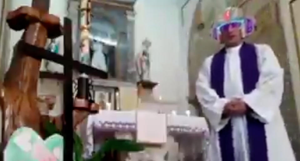 Un sacerdote da una misa por Facebook sin percatarse de que tenía activada la aplicación de filtros en su móvil. (Crédito: Twitter/@KiwiEV)