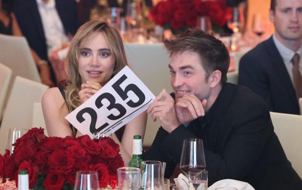 Suki Waterhouse (L) and Robert Pattinson