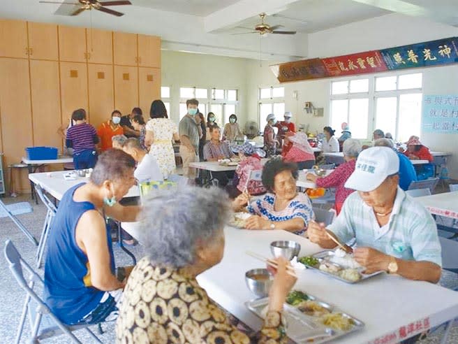 北北基桃為共同生活圈，台北市老人共餐是否停辦，北市社會局表示，將在27日防疫大會後決定，但北市的態度傾向停辦。（本報資料照片）