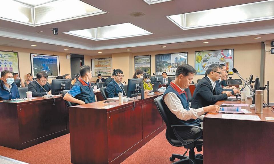 台灣智慧光網傳輸費爭議未歇，北市資訊局2日赴議會專案報告。（丁上程攝）