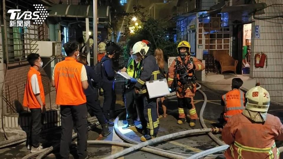 大批警消趕抵現場救援。（圖／TVBS）