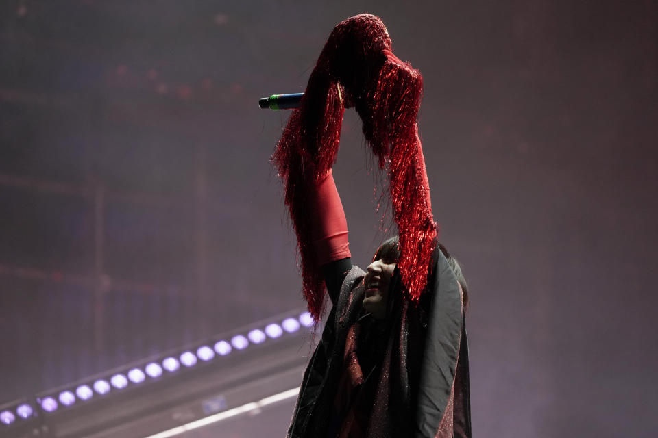 Karen O de la banda Yeah Yeah Yeahs durante su concierto en el festival Corona Capital en la Ciudad de México el 19 de noviembre de 2022. (Foto AP/Eduardo Verdugo)