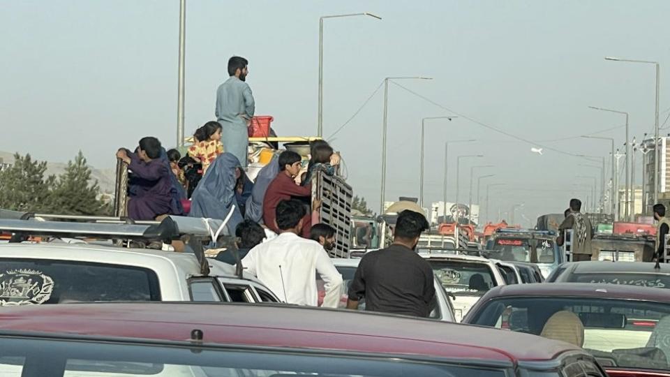 Tráfico en Kabul. Familias intentan huir.