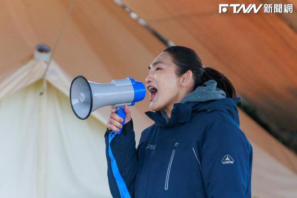 錢薇娟一早就精神飽滿，用接近吼叫的方式叫女孩們起床。（圖／好看娛樂提供）