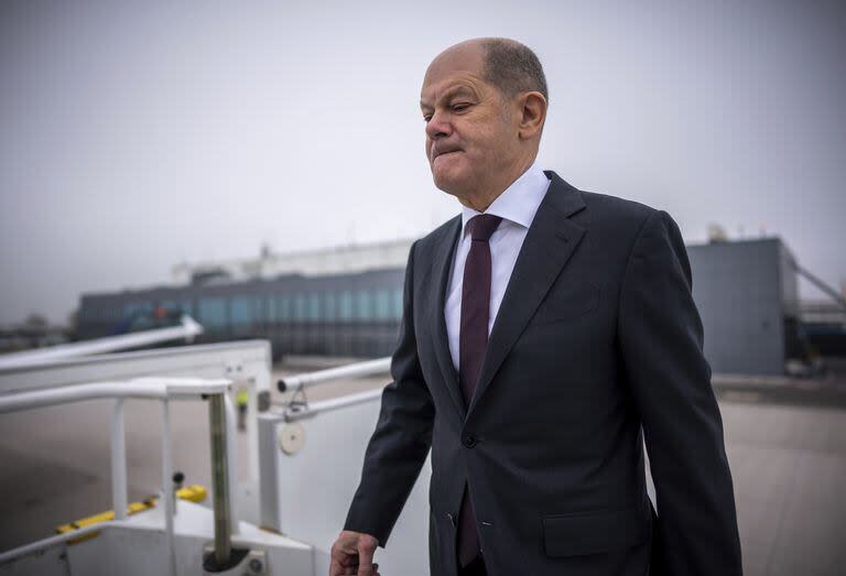 El canciller alemán Olaf Scholz sube a bordo de un Airbus del ala aérea de la Fuerza Aérea en la sección militar del aeropuerto Brandenburgo de Berlín para volar a Estados Unidos, en Schönefeld, Alemania, el jueves 8 de febrero de 2024. 