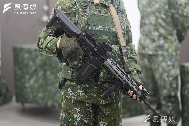 <cite>國軍軍備局9日展示第205廠兵工廠研製的XT-112新式戰鬥步槍。（柯承惠攝）</cite>