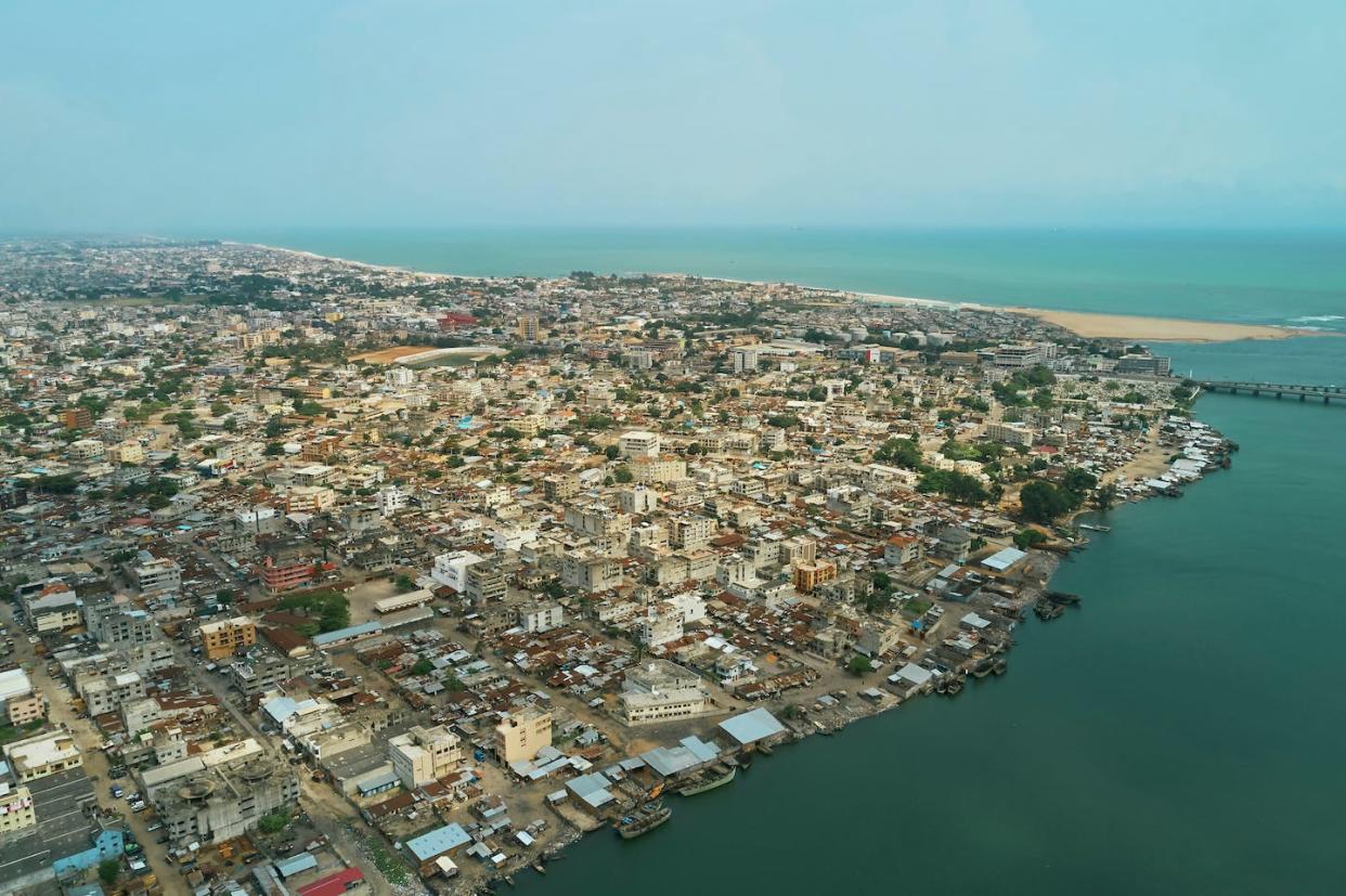 Vue de Cotonou. <a href="https://www.shutterstock.com/fr/image-photo/cityscape-sunset-view-cotonou-benin-republic-1719771760" rel="nofollow noopener" target="_blank" data-ylk="slk:sope Adelaja/Shutterstock;elm:context_link;itc:0;sec:content-canvas" class="link ">sope Adelaja/Shutterstock</a>