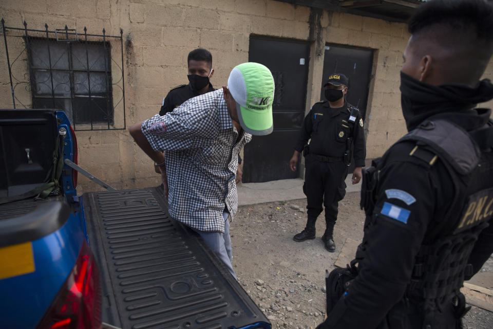 La policía detiene a un hombre por violar el toque de queda establecido para prevenir la propagación del nuevo coronavirus en Villa Nueva, Guatemala, el miércoles 25 de marzo de 2020. (AP Foto / Moisés Castillo)