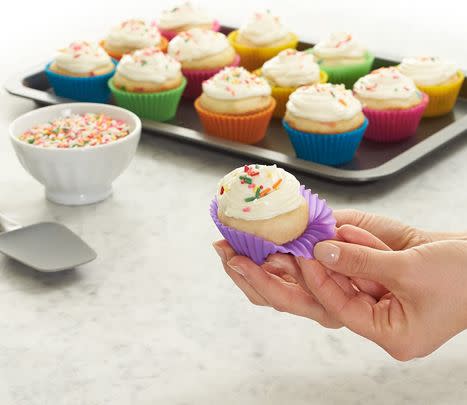 These reusable silicone baking cases