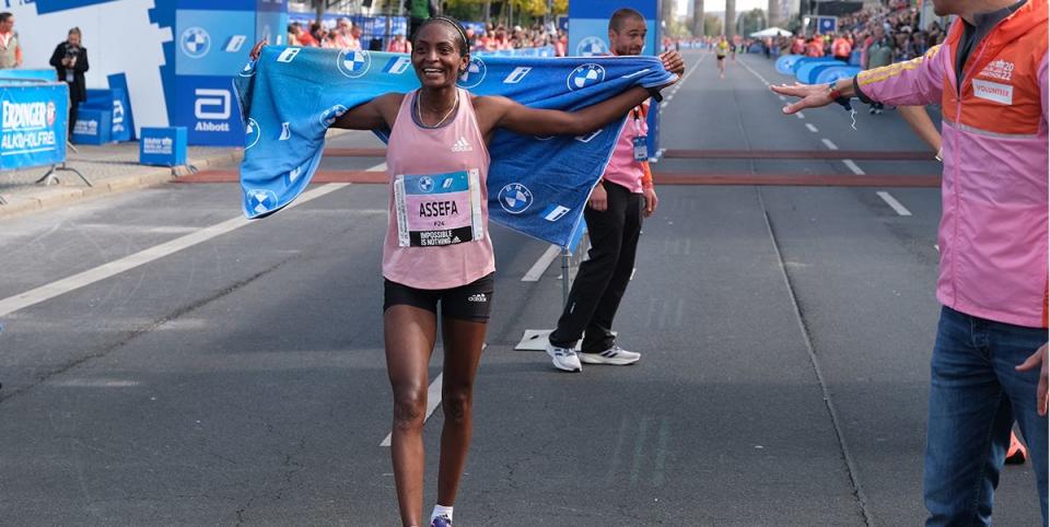 desbloquear Oral arco Las zapatillas con las que Tigist Assefa ha marcado un hito en la historia  del Maratón de Berlín