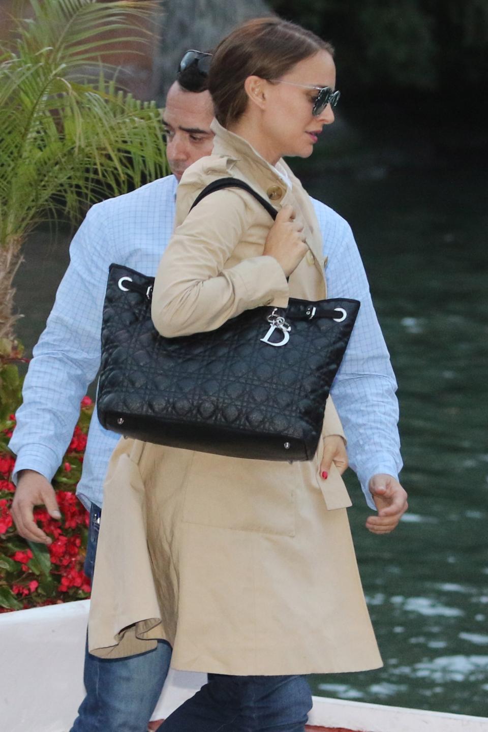 <p>Wollte Natalie mit dem Mantel und der großen Dior-Handtasche noch etwas verstecken? Während den Filmfestspielen war noch nicht ganz klar, ob sie schwanger ist oder nicht. </p>