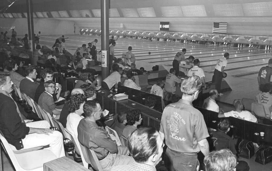MAR 31 1964, APR 1 1964; A large crowd of 2,000 fans watched the pro-am event Tuesday night at Celebrity Sports Center. The second an-¡nual Denver Open at the center opens Wednesday night; (Photo By Duane Howell/The Denver Post via Getty Images)