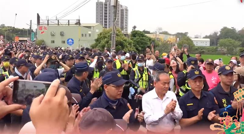 彰化縣600名警力在大肚橋頭接駕，拍手歡迎大甲媽到來。(翻攝大甲鎮瀾宮YT)