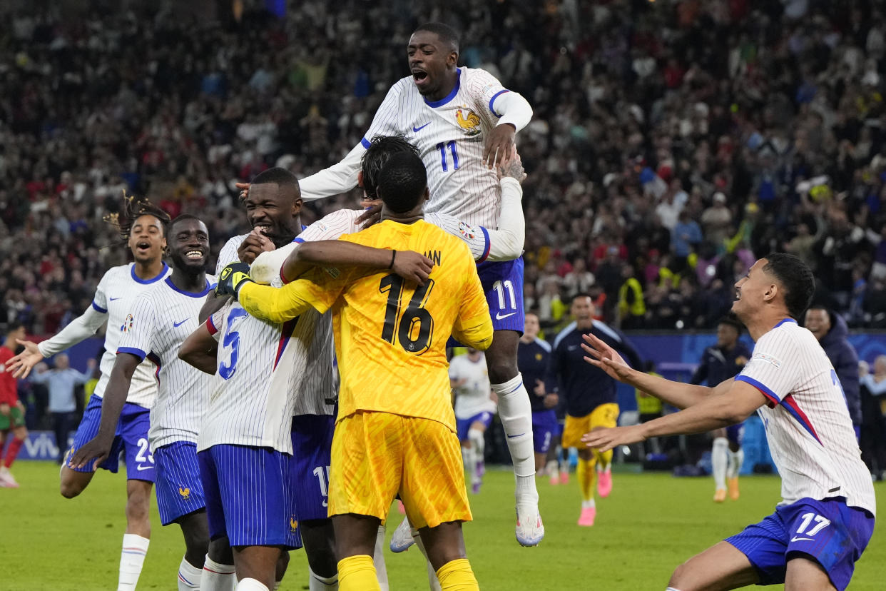 Jugadores de Francia celebran resultados de elecciones antes de la