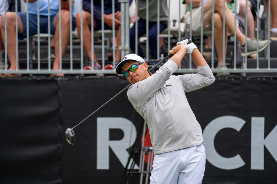 El golfista de la PGA Rickie Fowler sale desde el hoyo uno, durante la segunda ronda del Rocket Mortgage Classic en el Detroit Golf Club en Detroit el viernes 28 de junio de 2024.
