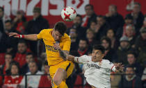 Soccer Football - Spanish King's Cup - Quarter Final Second Leg - Sevilla vs Atletico Madrid - Ramon Sanchez Pizjuan, Seville, Spain - January 23, 2018 Atletico Madrid's Saul Niguez in action with Sevilla’s Jesus Navas REUTERS/Jon Nazca