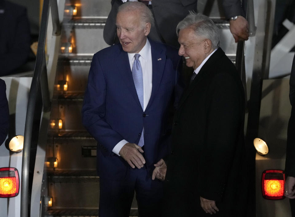 El presidente estadounidense Joe Biden es recibido por su homólogo mexicano Andrés Manuel López Obrador a su llegada al Aeropuerto Internacional Felipe Ángeles en Zumpango, México, el domingo 8 de enero de 2023. (AP Foto/Fernando Llano)