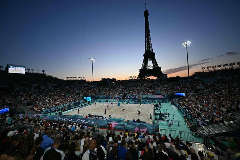 Los espectadores observan el partido de voleibol playa del grupo B masculino entre Noruega y Chile a metros de la Torre Eiffel 