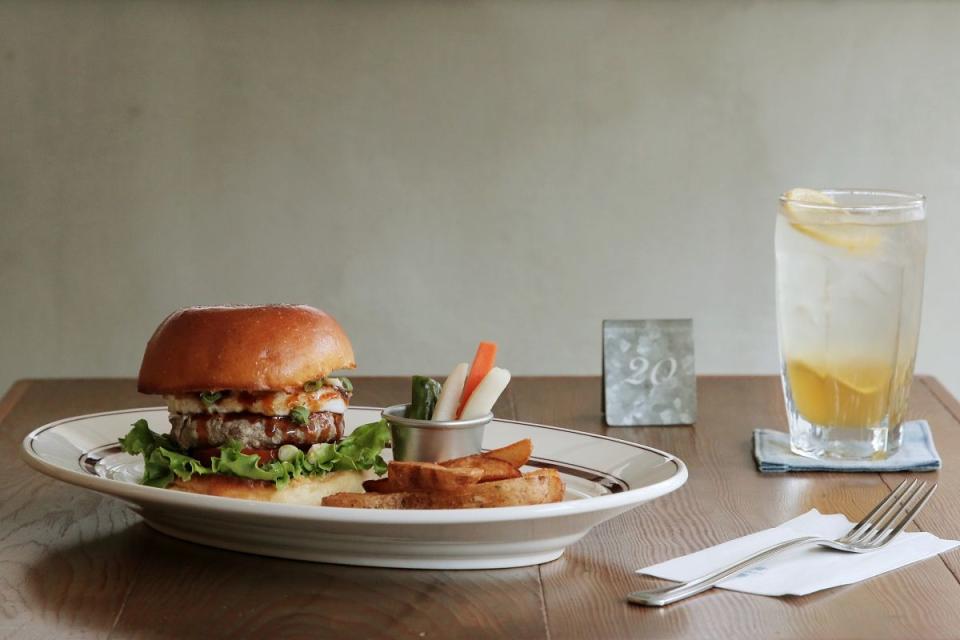 《青春．Aoharu  Burger》的餐點以日式洋食為基礎，遵循法式料理的精神熬煮高湯，並以高湯調煮醬汁 圖片來源：青春