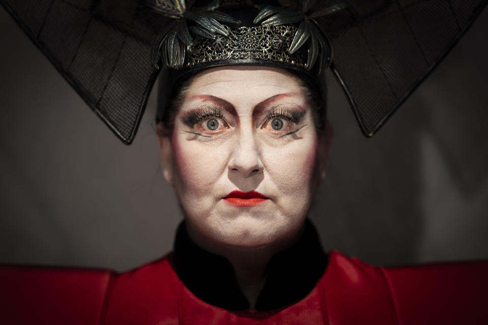 La soprano italiana Anna Pirozzi, caracterizada como Turandot, posa para una fotografía antes de la representación de la ópera de Giacomo Puccini, entre bambalinas del Teatro Real de Madrid, el 14 de julio de 2023. Desde hace ocho años, el Teatro Real ofrece la retransmisión gratuita de las óperas que se representan en su escenario a pueblos y ciudades de toda España. El objetivo es incentivar el interés por la ópera y librarla de su etiqueta de elitista. (AP Foto/Bernat Armangué)