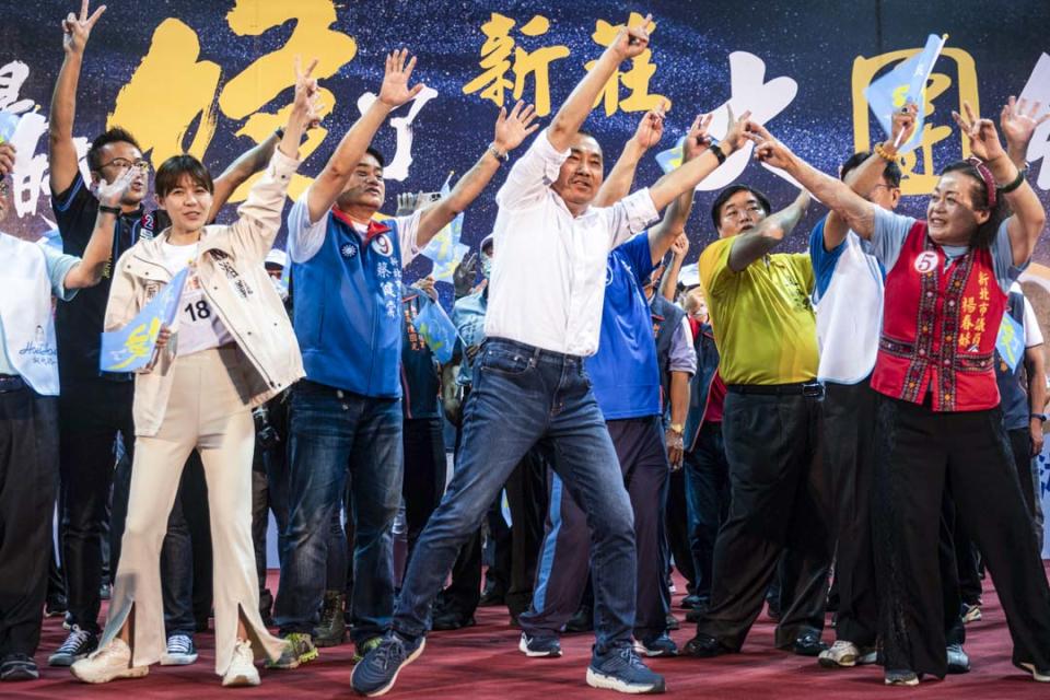 2022年11月20日，爭取連任的新北市市長侯友宜舉行造勢晚會，並在台上跳唱自己的競選宣傳歌。