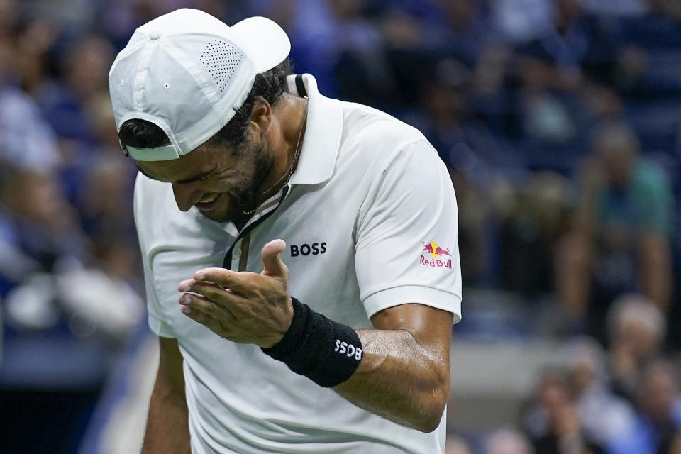 Matteo Berrettini reacciona tras ceder un punto ante Casper Ruud en los cuartos de final del US Open, el martes 6 de septiembre de 2022, en Nueva York. (AP Foto/Seth Wenig)