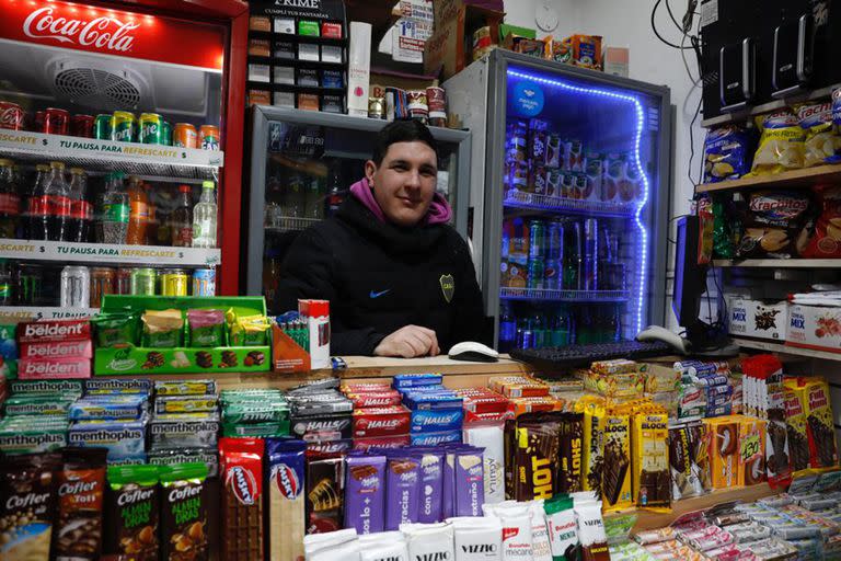 Iván Cardozo, de 27 años, atiende un kiosco ubicado a cinco cuadras del aeropuerto