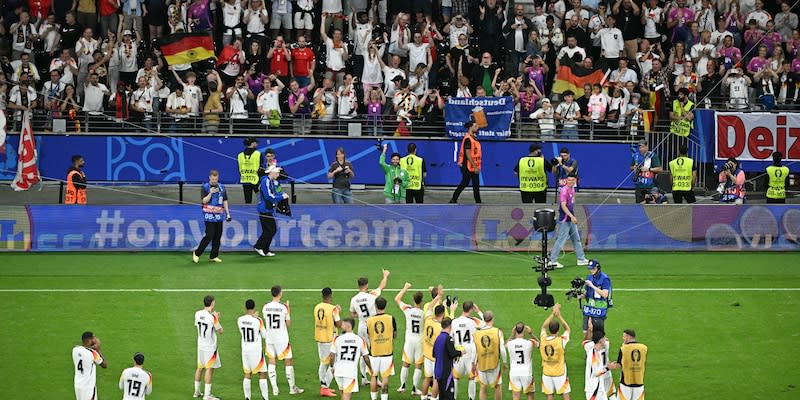 Die deutschen Nationalspieler auf ihrer Ehrenrunde im Frankfurter Stadion<span class="copyright">AFP via Getty Images</span>