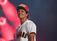 <p>Der Gewinner des Abends war Bruno Mars, der sich in sieben Kategorien gegen die Konkurrenz durchsetzte. So gewann der Sänger unter anderem den Preis als beliebtester Künstler des Jahres. Dabei konnte er selbst nicht einmal persönlich dabei sein und bedankte sich stattdessen per Videobotschaft.<br>(Foto: Getty Images) </p>