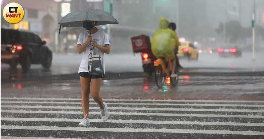 氣象局發布大雨特報。（圖／攝影組）