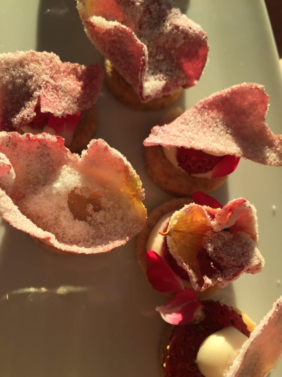 Edible rose petals