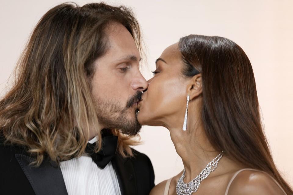 Marco Perego junto a su esposa Zoe Saldaña se pusiseron románticos en la alfombra de los Oscar.
