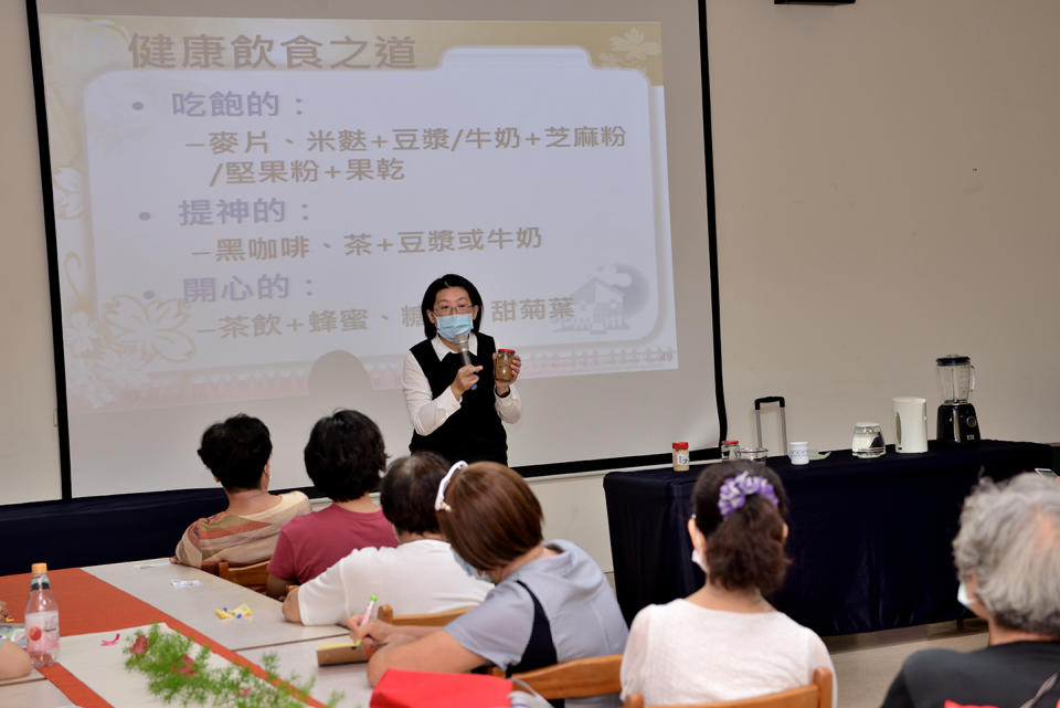 大林慈院營養師黃靖琇健康講座分享「發現蔬食新力量」。 攝影/張國徽