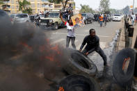 <p>Supporters of Kenyan opposition National Super Alliance (NASA) coalition set tires on fire in Nairobi, Kenya, Nov. 17, 2017. (Photo: Baz Ratner/Reuters) </p>