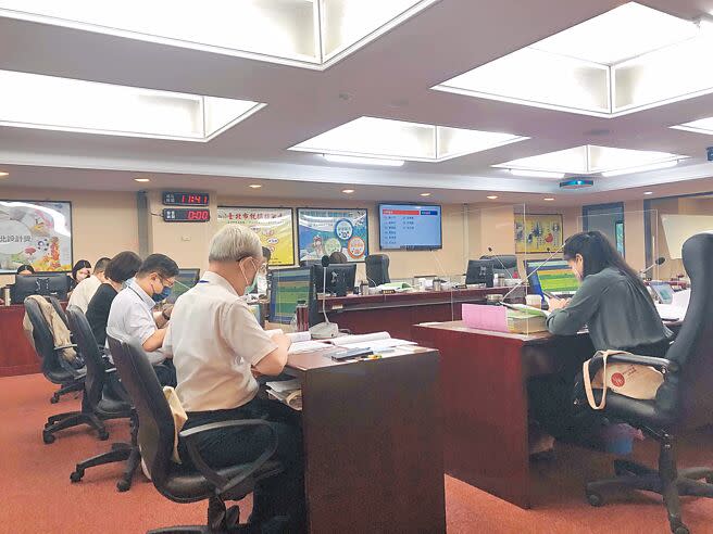 台北市議會財建委員會27日審查熊好券2.0預算，議員認為市府應有具體作法讓小攤販獲利，不能獨厚大企業、連鎖店。（張芷瑜攝）