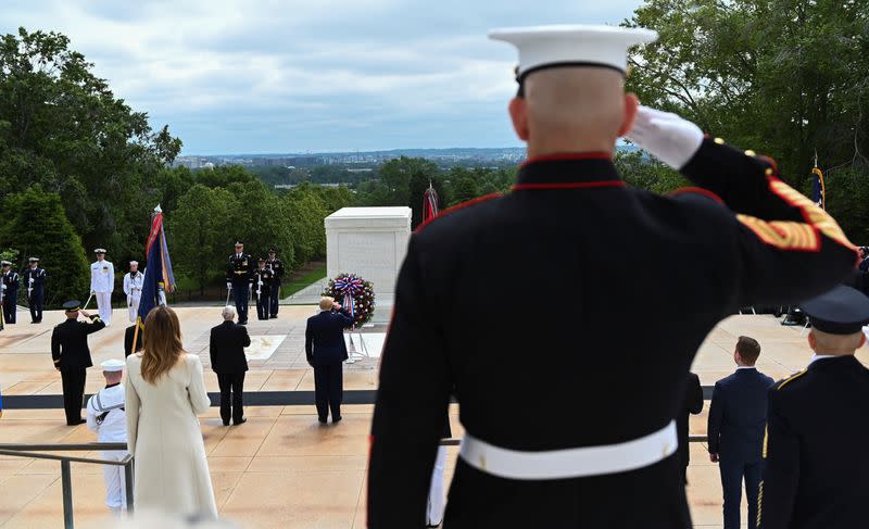 Foto del lunes del presidente Donald Trump y la primera dama Melania Trump frente a la Tumba del Soldado Desconocido en el Cementerio de Arlington, cerca de Washington