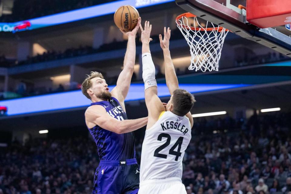 Sacramento Kings forward Domantas Sabonis (10) makes a shot over Utah Jazz center Walker Kessler (24) on Saturday.