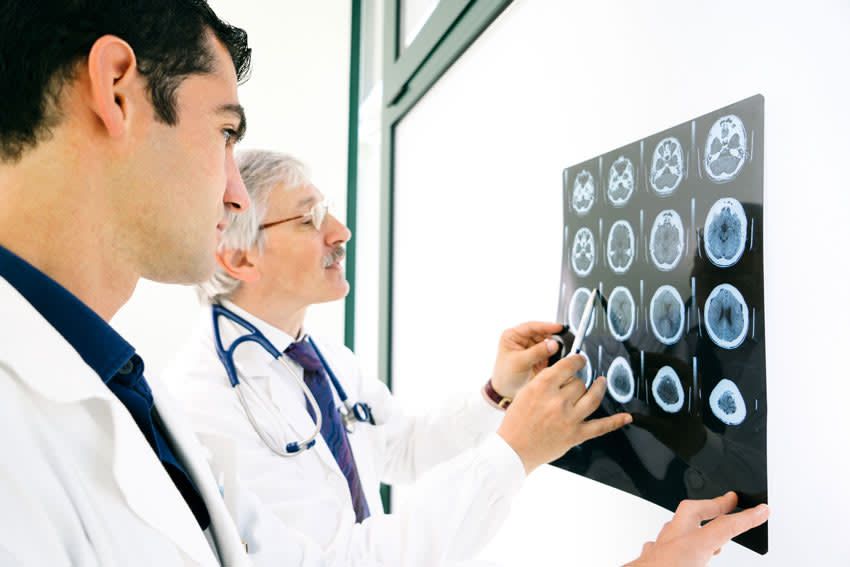 Médicos viendo un escaner cerebral