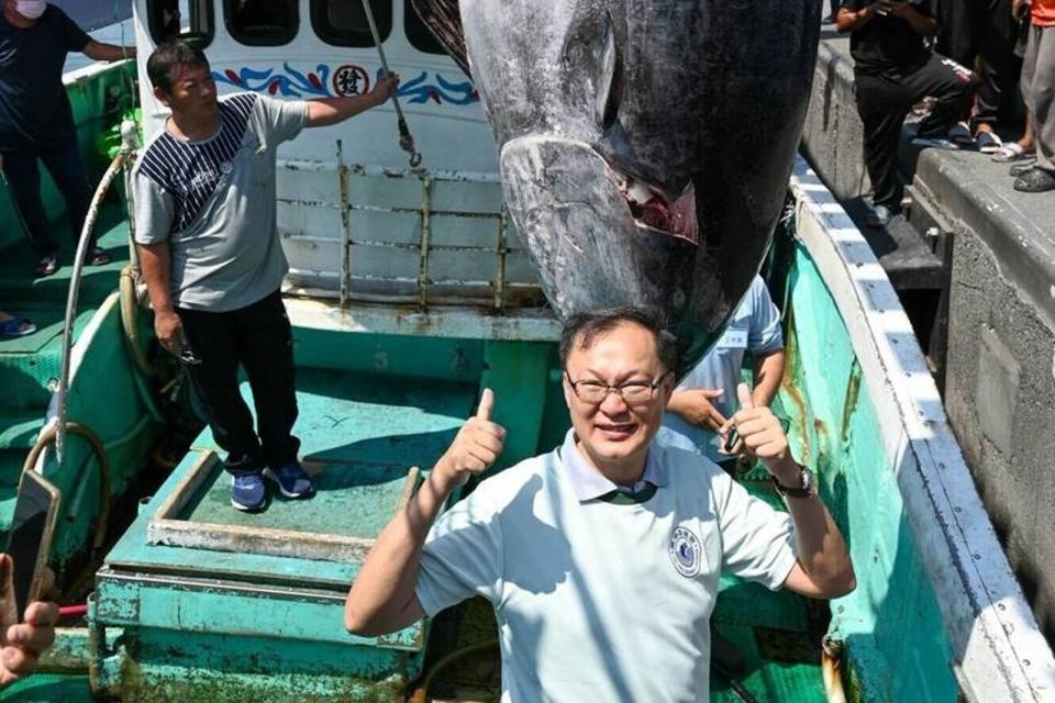 徐富癸痛批藍委蘇清泉不瞭解黑鮪魚產業鏈。（立委徐富癸辦公室提供）