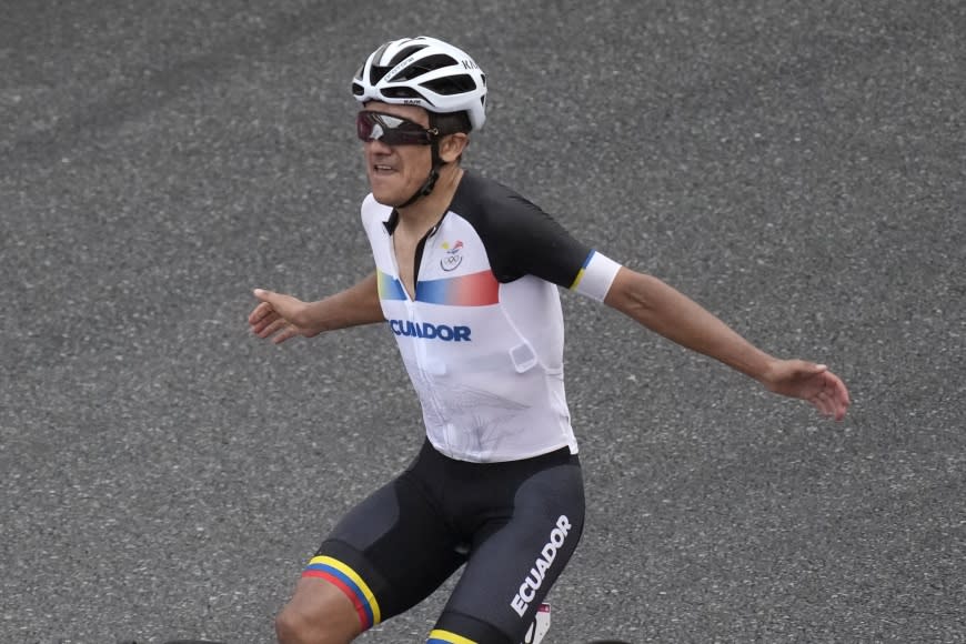 東京奧運男子自由車公路賽，厄瓜多選手卡拉帕斯率先抵達終點。圖／達志影像美聯社
