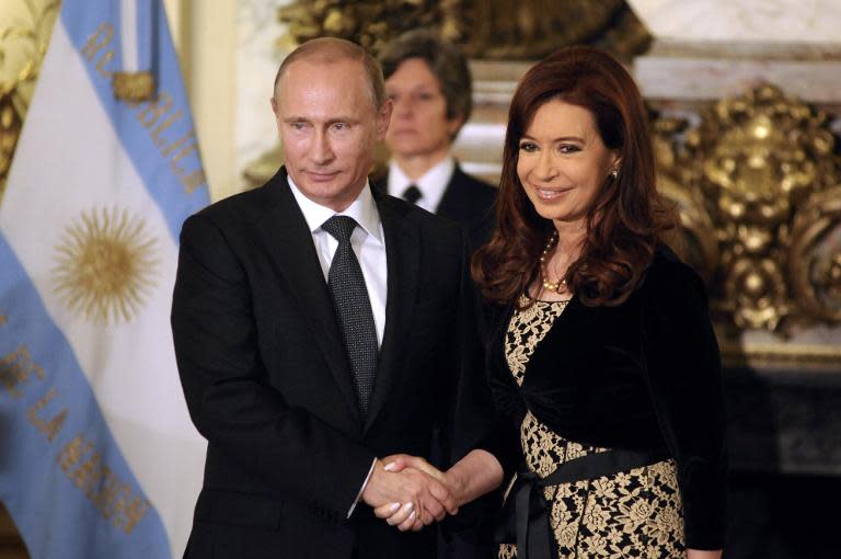 Argentine President Cristina Fernandez de Kirchner (R) and Russian President Vladimir Putin before a meeting at the presidential palace in Buenos Aires on July 12, 2014