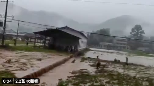 暴雨造成新安小學部份校舍被洪水沖毀。（圖/翻攝自@suxinPL推特）