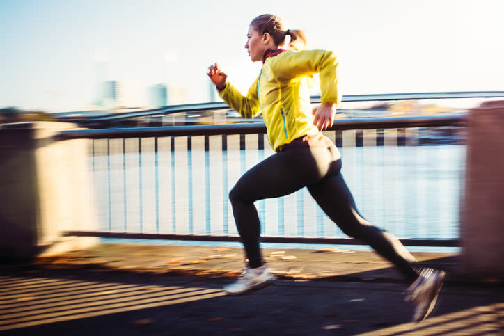 Cuando se realiza ejercicio, es importante mantener una buena alimentación. - Foto: RyanJLane/Getty Images 