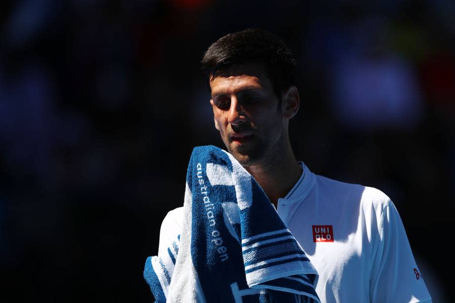 Novak Djokovic kann es nicht glauben. Erstmals seit 2008 scheidet der Serbe in der zweiten Runde eines Grand-Slam-Turniers aus. Ex-Trainer Boris Becker spricht von einem "Erdrutsch" für das Turnier.